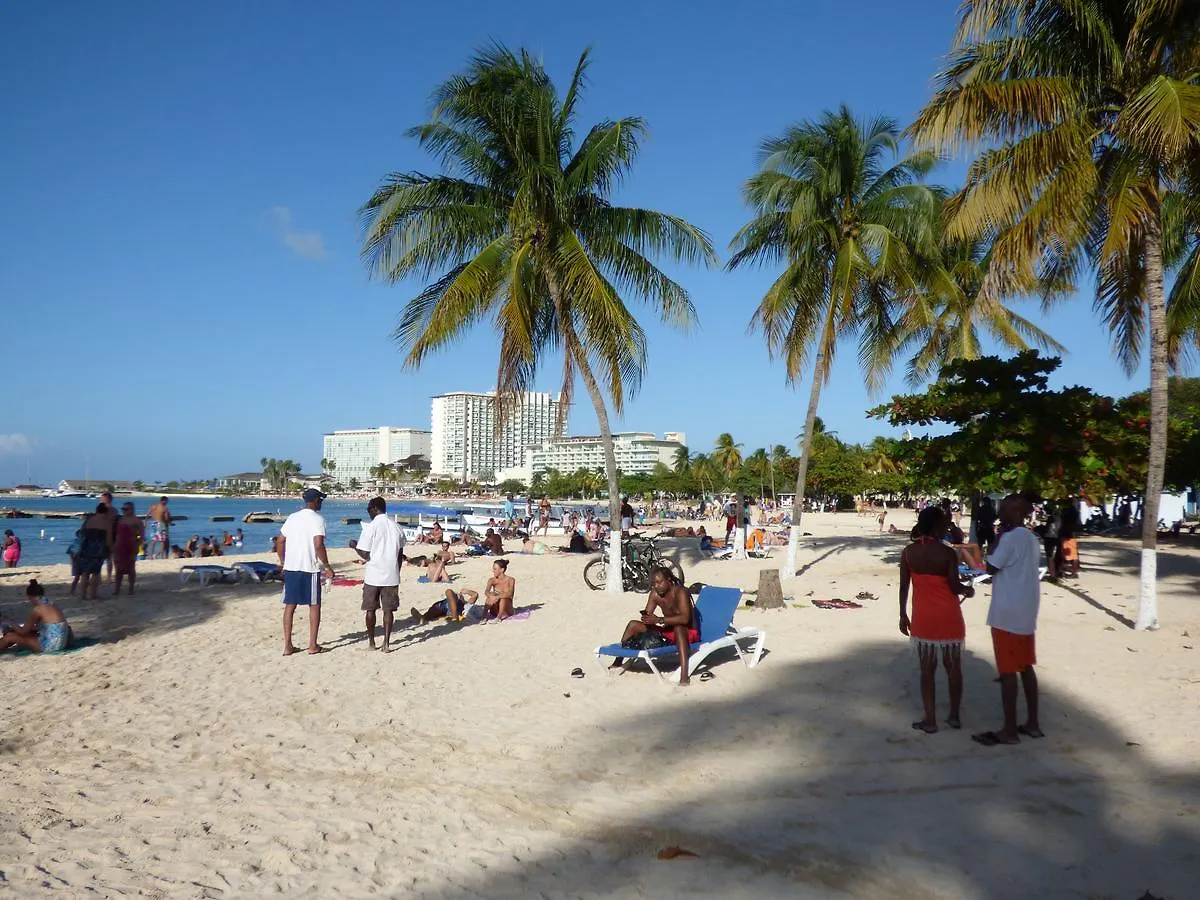 Beach One Bedroom Suite A20 Ocho Rios 4*,